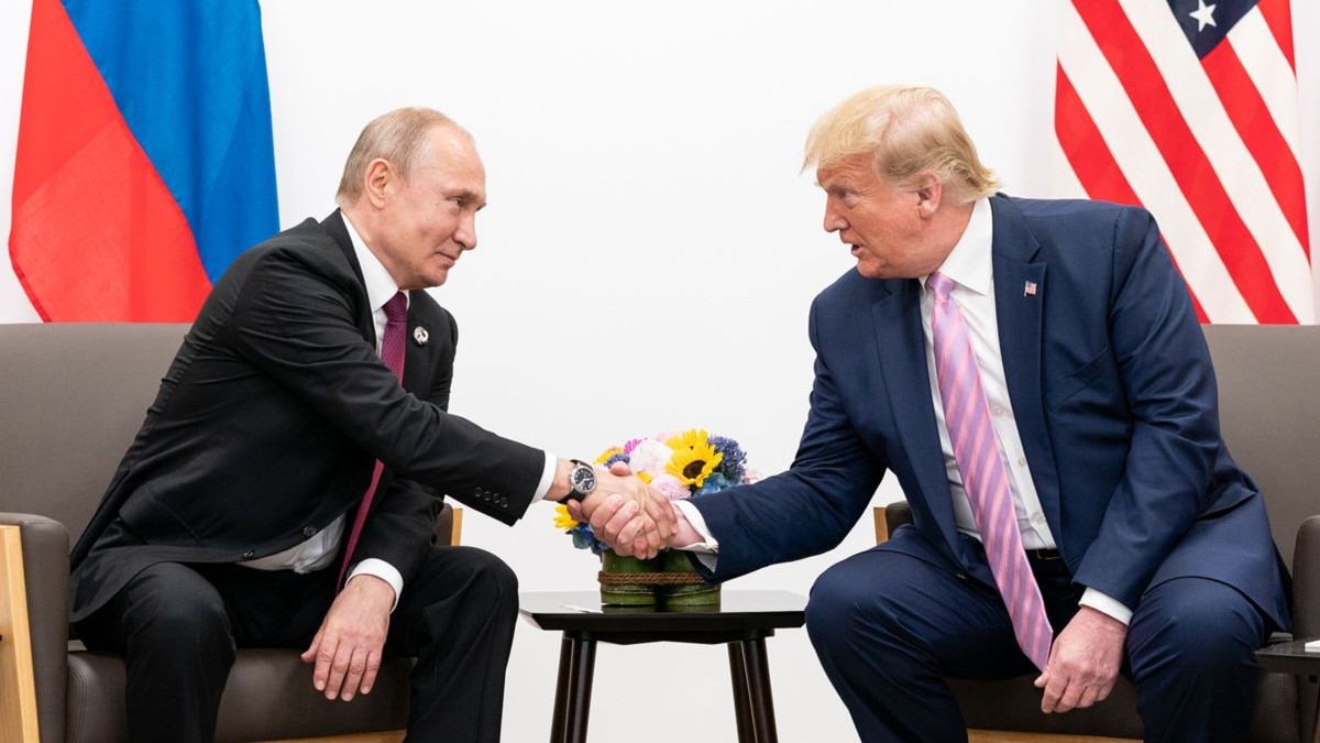Președintele SUA, Donald Trump dă mâna cu președintele rus Vladimir Putin în timpul întâlnirii din marja summitului G20 din 2019, de la Osaka, Japonia