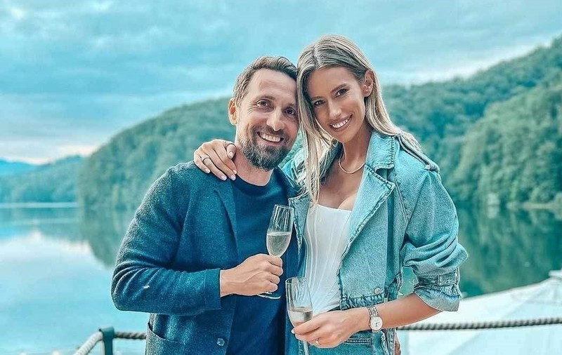 Dani Oțil și Gabriela Prisăcariu se căsătoresc religios astăzi. Prima imagine publicată de soția prezentatorului de la Antena 1