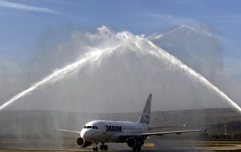Un avion TAROM s-a întors din drum după ce un geam s-a fisurat