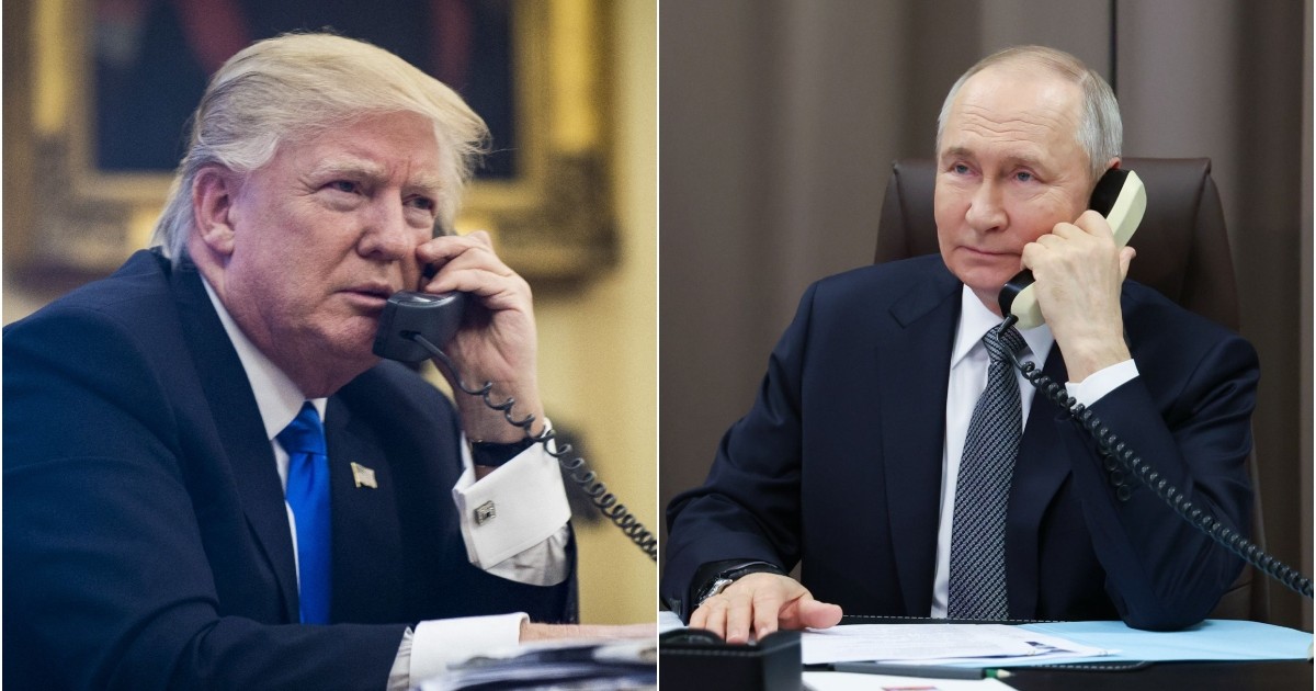 Donald Trump (stânga) îmbrăcat într-un costum bleumarin, o cămașă albă și cu o cravată albastru roial, vorbind la un telefon fix, fotografiat din profil. Vladimir Putin (dreapta) îmbrăcat într-un sacou negru, cu o cămașă albă și o cravată gri petrol, vorbind la un telefon fix, în timp ce ține o mână pe un birou de lemn pe care se află documente printate pe hârtie albă, fotografiat dn față