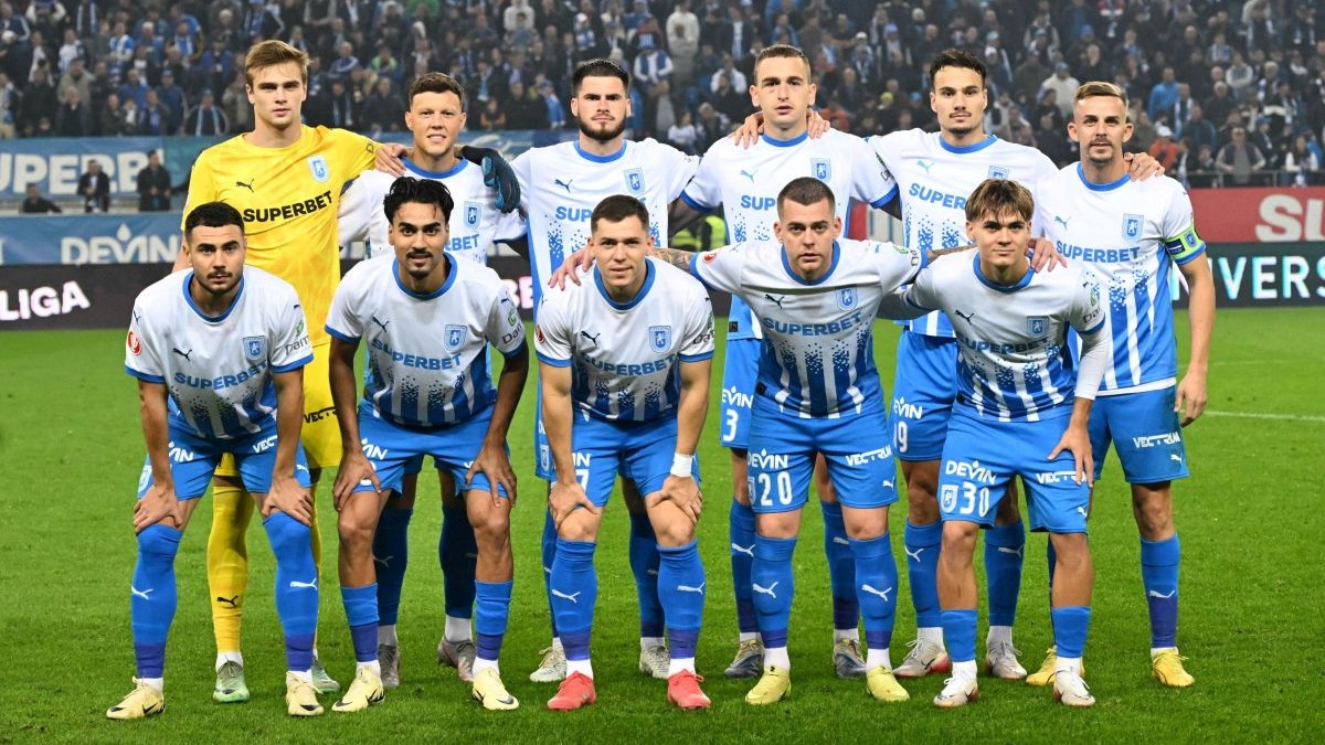 Fotbalistii craioveni la o fotografie de grup realizata inaintea meciului dintre Universitatea Craiova si Rapid Bucuresti, contand pentru Superliga Superbet, desfasurat pe Stadionul Ion Oblemenco din Craiova, duminica 2 noiembrie 2025. © FOTO:Razvan Pasarica/SPORT PICTURES