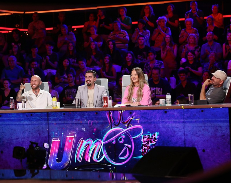 Cezar Ouatu, moment savuros pe scena „iUmor”. Artistul face parte din prima trupă de stand-up comedy muzical, The Free Tenors