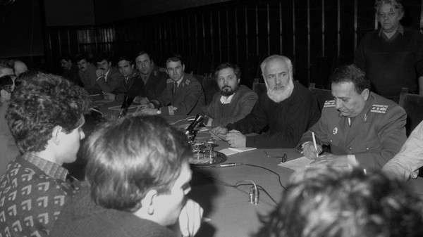 Întâlnirea viceprim-ministrului Gelu Voican Voiculescu, cu cadre militare din armata română, februarie 1990. Sursa foto: agerpres_1488928