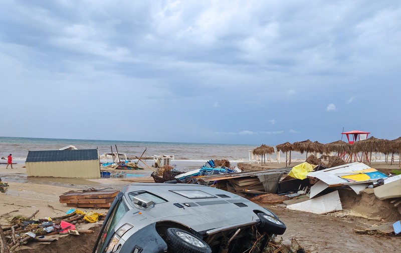 Urmările ploilor puternice de pe litoral. La Mangalia au căzut 200 l/mp. Maşini luate de apă, inundaţii în mai multe staţiuni: dezastru la Venus şi Vama Veche | FOTO