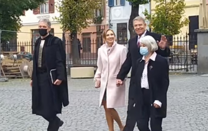 Reacția prefectului de Sibiu, după ce președintele Klaus Iohannis a fost surprins fără masca obligatorie