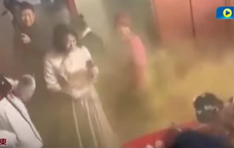 Motivul pentru care un mire din China a aruncat două grenade lacrimogene pe sub ușă, în camera unde se afla aleasa lui