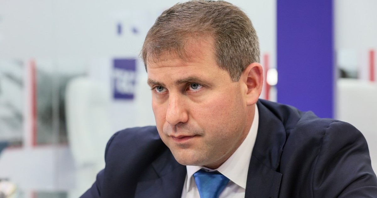 Ilan Șor, îmbrăcat într-un sacou negru, cu o cămașă albă și o cravată albastră, privind pe sub sprâncene, în cadrul forumului economic de la Sankt Petersburg