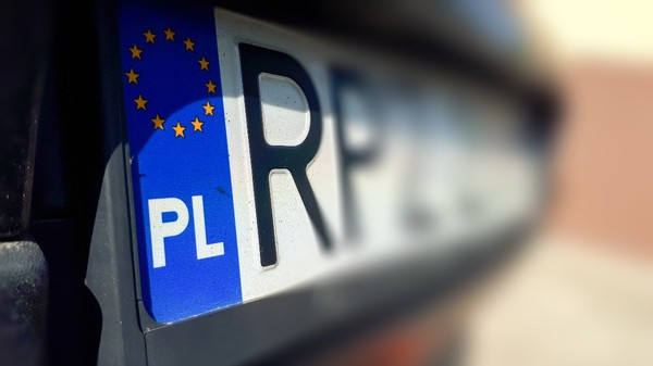 O plăcuță de înmatriculare auto din Polonia, evidențiind banda albastră din stânga cu drapelul Uniunii Europene și sigla „PL”.