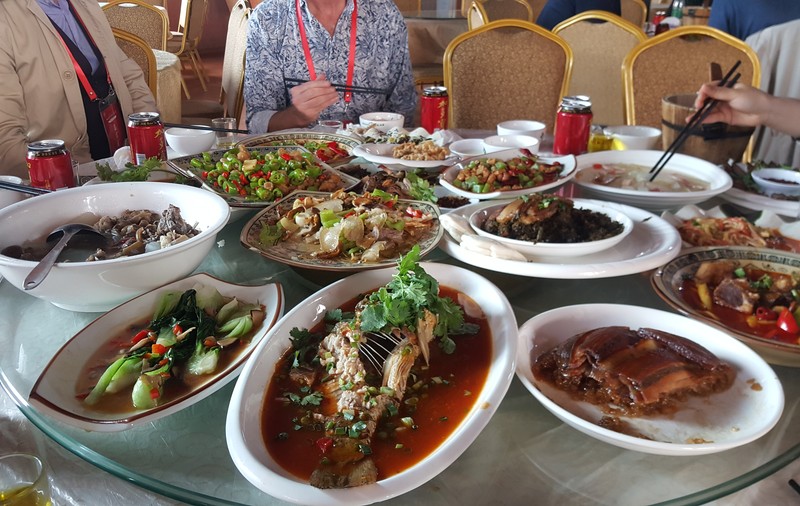 Un restaurant a fost închis, temporar, după ce 11 persoane au ajuns la spital cu toxiinfecție alimentară