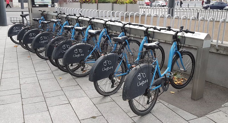 Stație de biciclete în fața gării