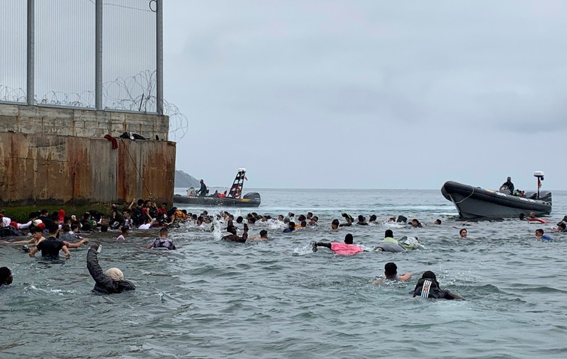 Imaginea disperării. Mii de migranți africani înoată zilnic spre Spania