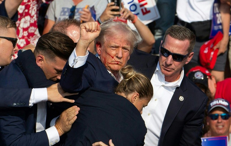 Prima reacție a lui Donald Trump după tentativa de asasinat asupra sa: „Am fost împușcat cu un glonț”