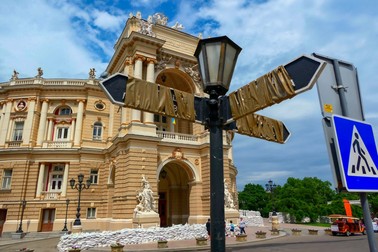 Pe un indicator din fața Teatrului Național de Operă și Balet din Odesa, numele străzilor au fost acoperite pentru a îngreuna o posibilă invazie, iunie 2022. Foto: Profimedia
