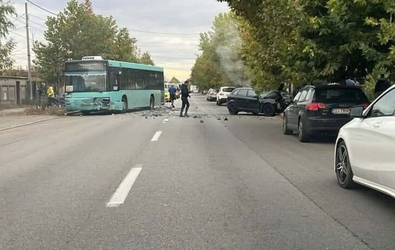 Planul Roșu de Intervenție a fost activat în Craiova după un accident între un autobuz și o mașină. Foto: IPJ Dolj