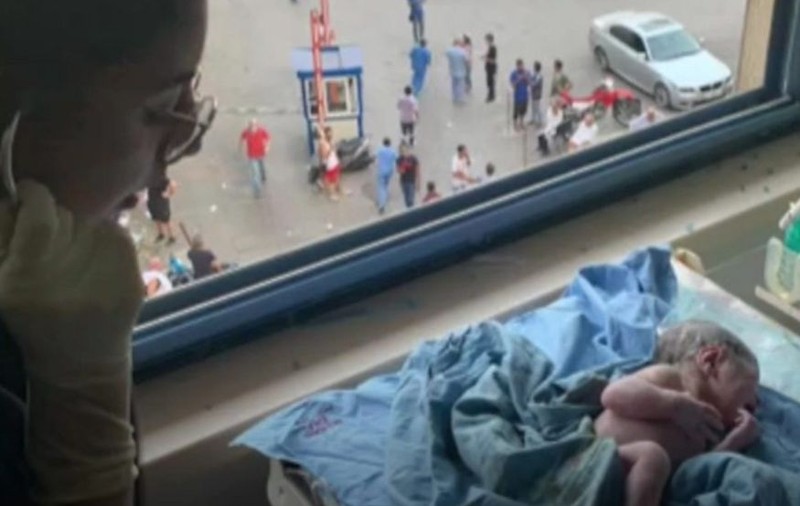 VIDEO | O femeie a născut chiar în timpul exploziei din Beirut. Salonul în care se afla, distrus de unda de șoc: "Totul în jur era făcut praf"