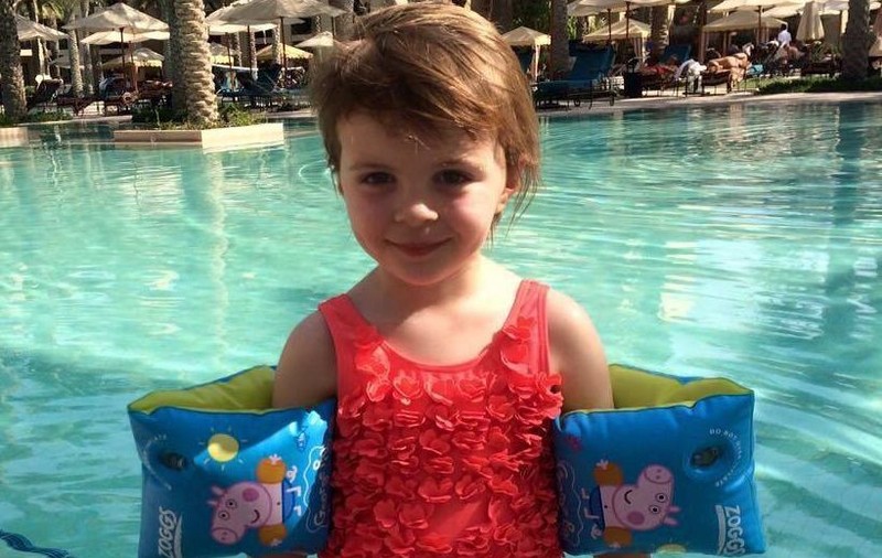 O fetiță de trei ani a murit pe aeroport, în ultima zi de vacanță alături de familia ei