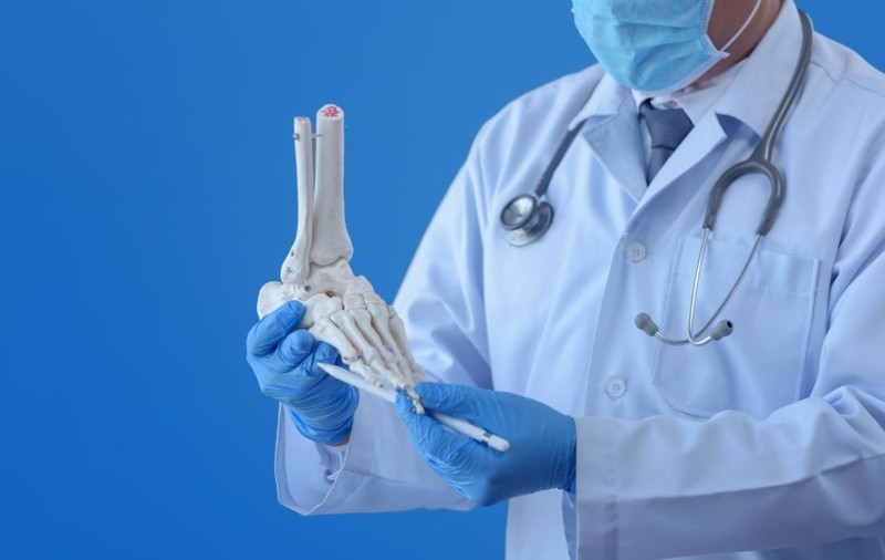 Un medic chirurg-ortoped cu experiență de 13 ani în Spania explică diferențele dintre cele două sisteme medicale: „Dacă stai să te gândești la bani, deja ai pornit greșit”