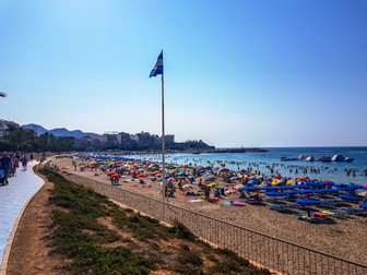 Plaja Poniente din Benidorm (Spania) cu steagul care indică o plajă albastră europeană de o calitate mai bună
