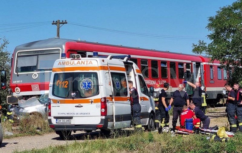 O Dacia Logan a fost lovită și târâtă de un tren 20 de metri, în Satu Mare. Unul dintre pasageri a murit