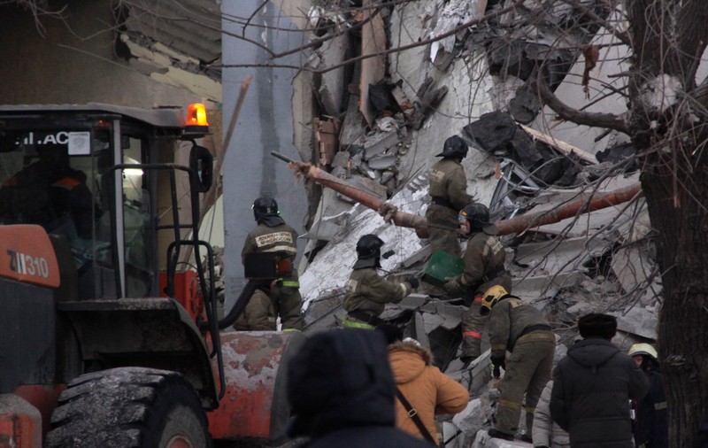 Miracol în Rusia! Bebeluş găsit în viaţă printre dărâmături, după explozia dintr-un bloc