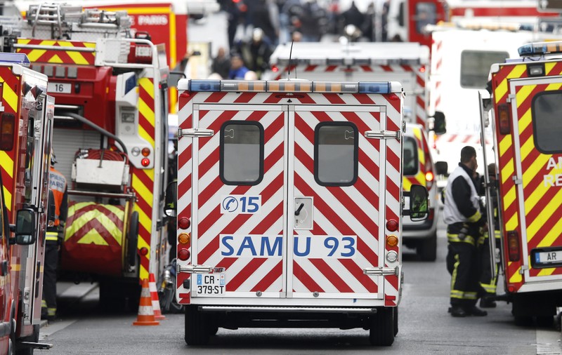 O femeie și fiica ei au căzut de la etaj peste un trecător pe care l-au omorât