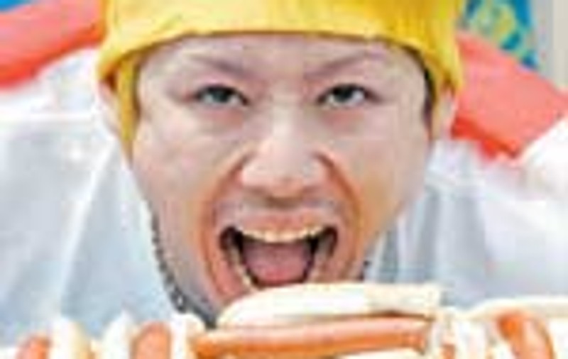 Campion mondial la 'infulecat' hotdog