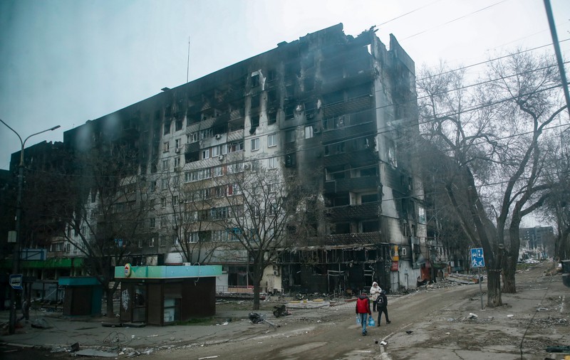 Încă o groapă comună cu peste 100 de cadavre a fost descoperită la Mariupol, anunță un oficial ucrainean