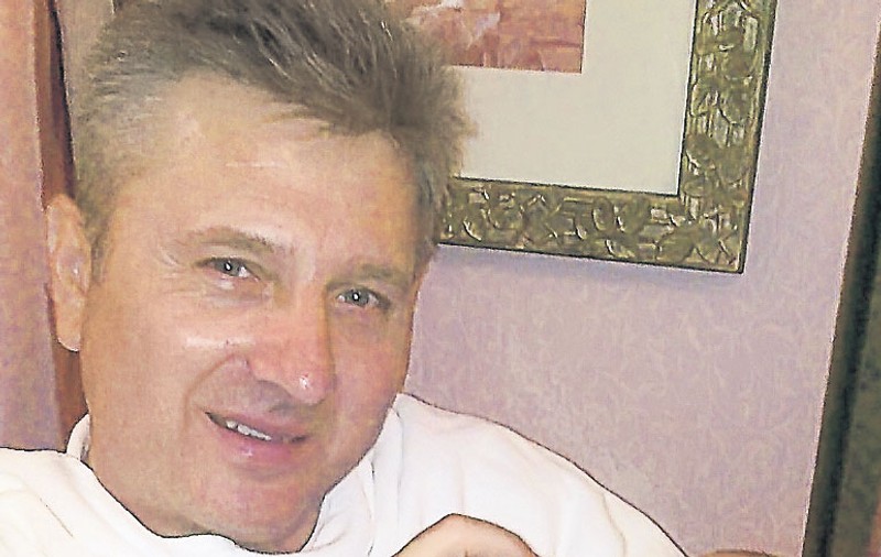 Uite-l pe Pandele cum își hrănește bebelușul cu biberonul!