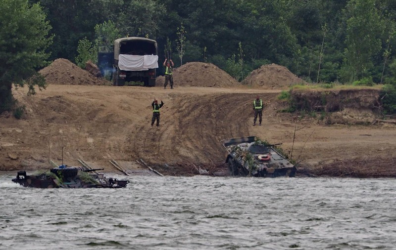 Un TAB s-a scufundat în Dunăre, în timpul unui exercițiu militar al MApN