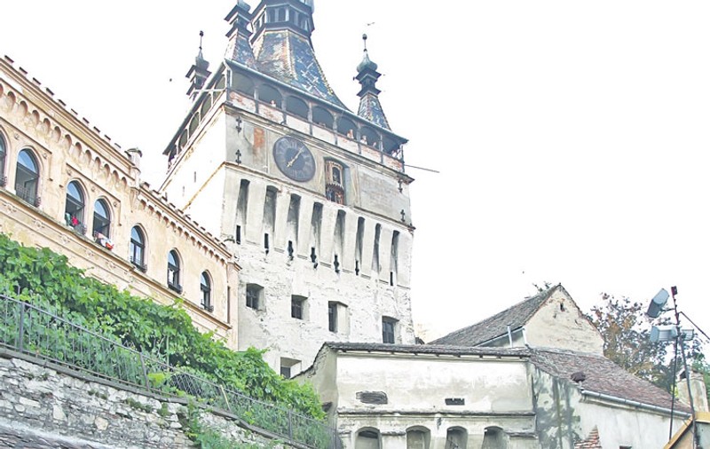Care cetate medievală? Parcă este Disneyland! Sighișoara ar putea fi exclusă din patrimoniul UNESCO din cauza kitsch-urilor