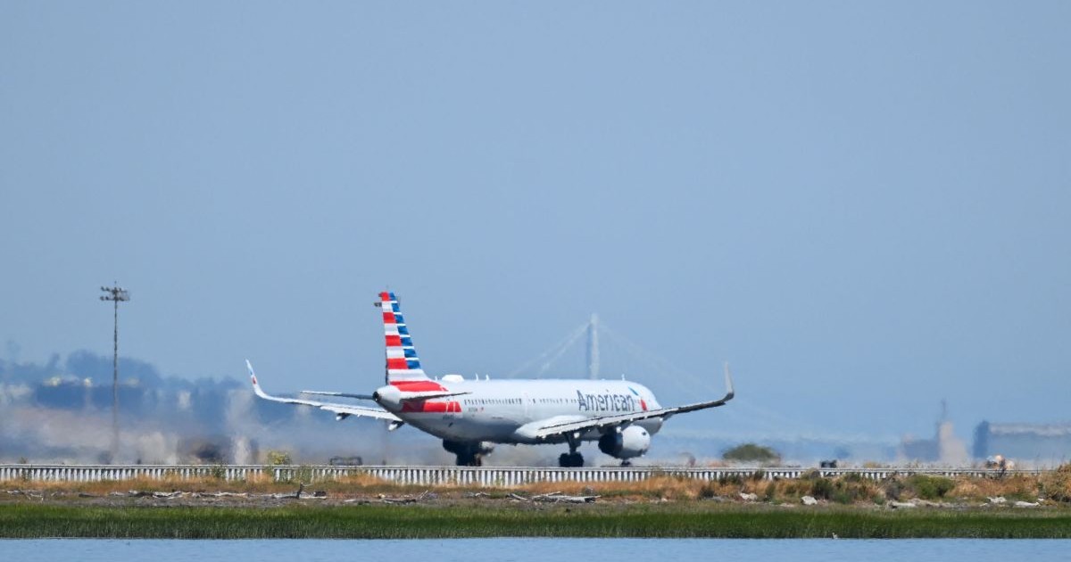 Avion al companiei American Airlines stă pe pistă