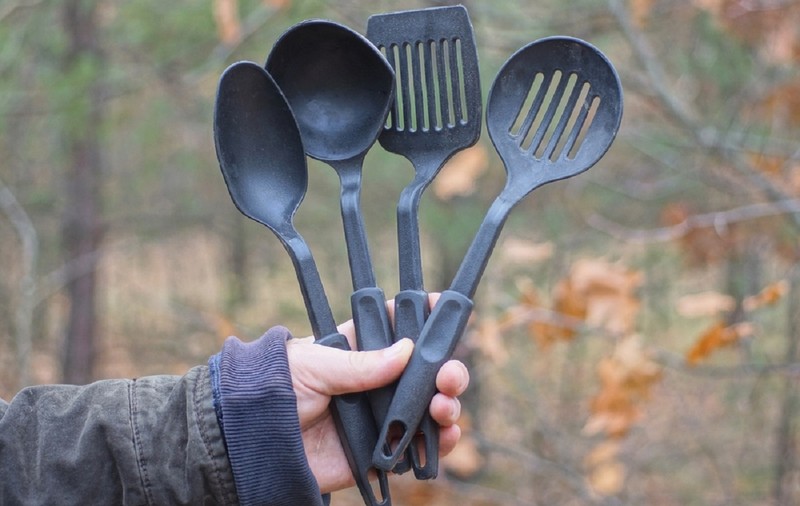 Cât de periculos este să foloseşti ustensile din plastic negru în bucătărie