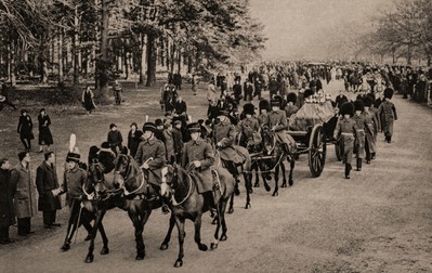 După moartea regelui George al V-lea, pe 20 ianuarie 1936, sicriul său este escortat de gardieni grenadier, chiriași și servitori, părăsește moșia din Sandringham, Norfolk, Marea Britanie. Foto: Profimedia