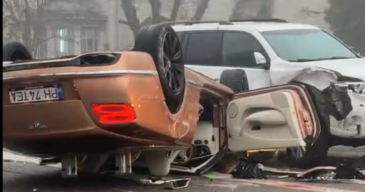 Bentley-ul decapotabil răsturnat și strivit pe asfalt, în Ploiești