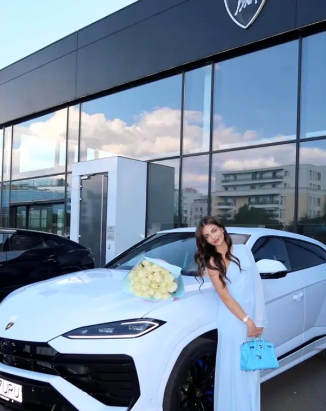Andreea Bostănică a primit cadou un bolid de lux în valoare de 300.000 de euro. Imagini cu influencerița și bijuteria pe patru roți