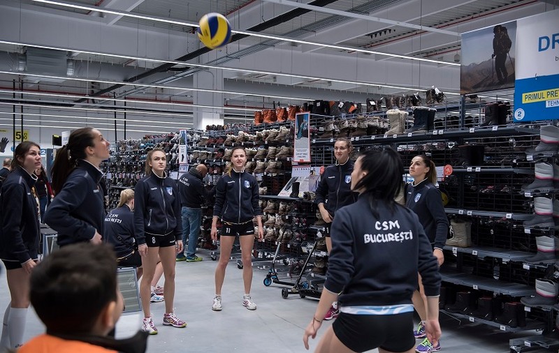 Au jucat volei în magazin! GALERIE FOTO