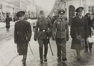 Octavian Leru, stânga, alături de colegii de la Școala Militară