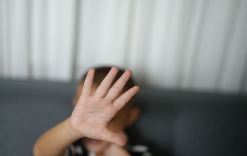 În Brăila, un copil de doar 2 ani s-a întors cu vânătăi de la creșă, după ce a stat în „pătuțul pedepsiților”