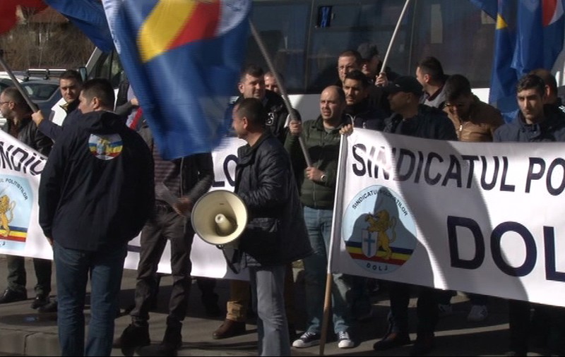 Miting în faţa IPJ Braşov | Polițiștii au scandat ”Şi eu sunt Godină”