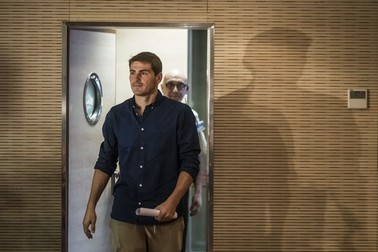 epa04843594 Real Madrid goalkeeper Iker Casillas arrives for a farewell press conference at Santiago Bernabeu stadium in Madrid, Spain, 12 July 2015. Casillas, who entered Real's youth academy in 1990 and played 725 games for the club, will join FC Porto on a two-year contract. EPA/Emilio Naranjo