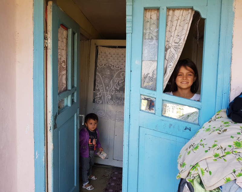 REPORTAJ: Am fost acasă la copila care merge flămândă la școală. Șapte suflete, fără speranță: trăiesc într-o cocioabă, fără frigider și aragaz și se tem că nu vor trece iarna/VIDEO&FOTO