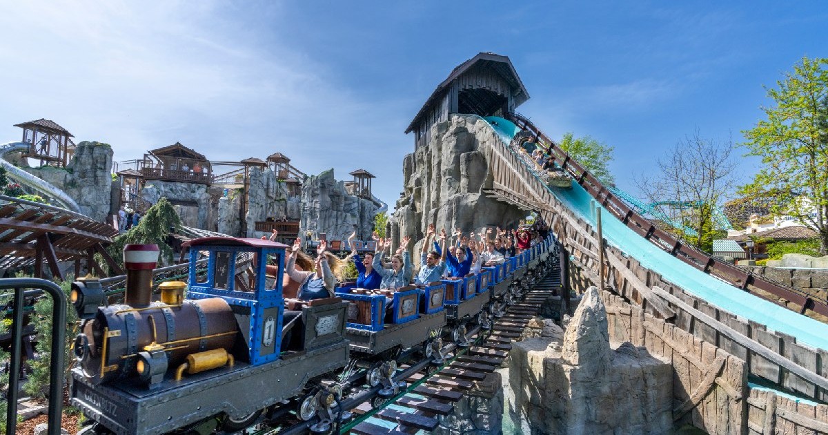 Oameni intr-un montagne-russe, la Europa - Park, Germania