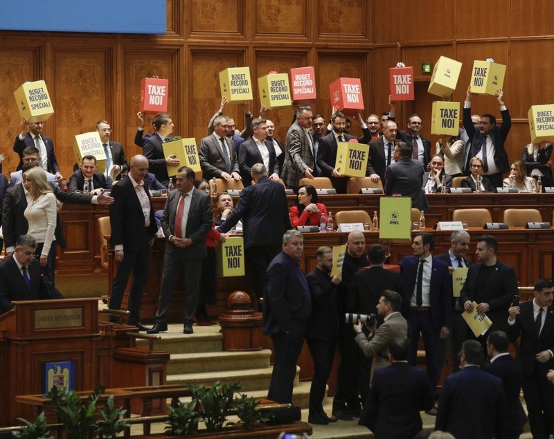 Scandal în Parlament, înaintea plenului în care se dezbătea bugetul pe 2024. George Simion, schimb dur de replici cu Diana Şoşoacă