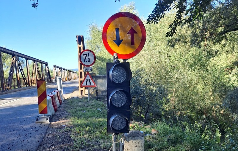 Semafoare din Iași, nefuncționale la o zi de la instalare. Hoții le-au lăsat fără baterie