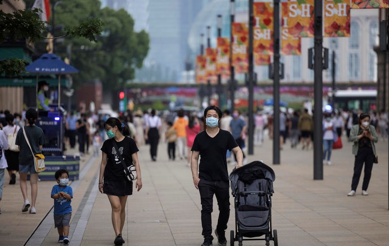 Carantina din Shanghai s-a sfârșit, însă locuitorii încă sunt traumatizați. „Au revenit mâncarea la pachet și berea, dar a dispărut sentimentul de siguranță”