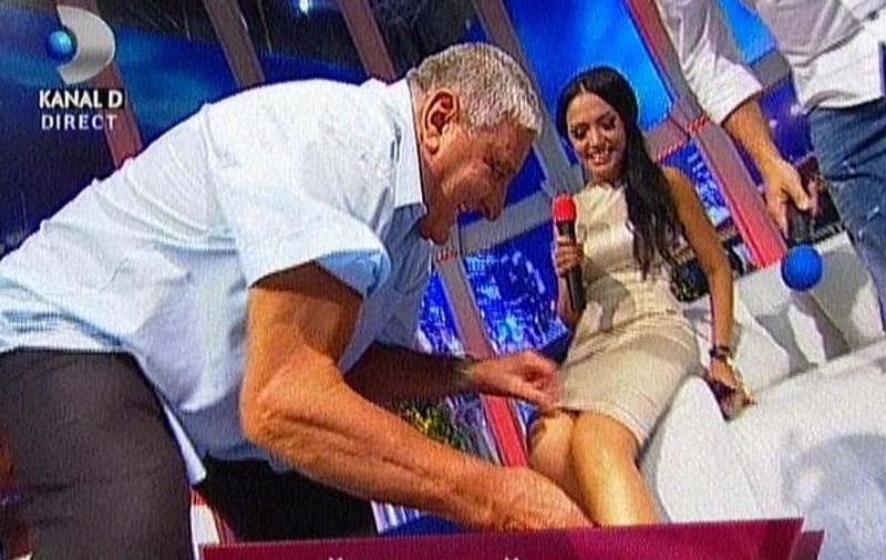 Foto | Andreea Mantea, spălată pe picioare de Rică Răducanu