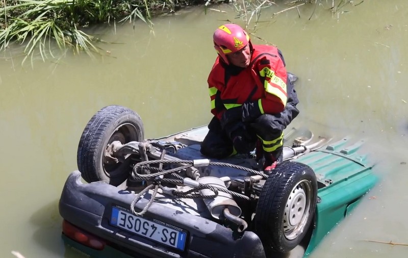 O româncă s-a înecat blocată de centura de siguranță în mașina răsturnată de cumnata ei într-un canal de irigații din Italia