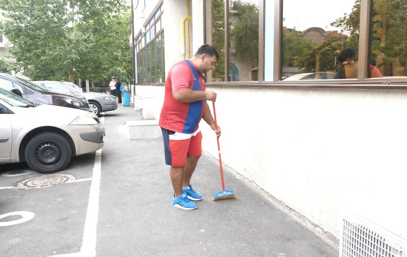 VIDEO/ Motivul emoționant pentru care un tată din București face muncă în folosul comunității