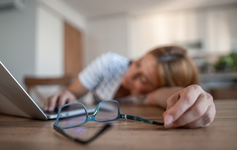 Concediată pentru că a ațipit jumătate de oră la birou, o mămică va primi 35.000 de euro despăgubiri, în Italia