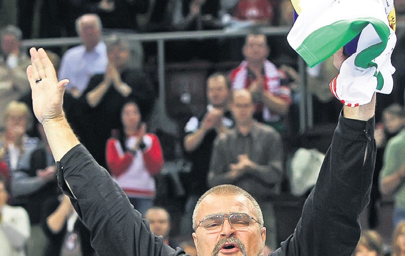 Din cauză că are hernie, Petre Cozma nu le însoţeşte pe fetele de la Oltchim la Veszprem, la returul cu Györ din Liga Campionilor